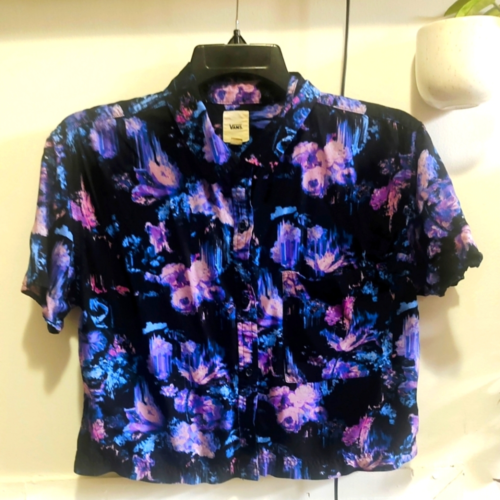 Beautiful Cropped, Button Down Vans Pocket Tee size Large
